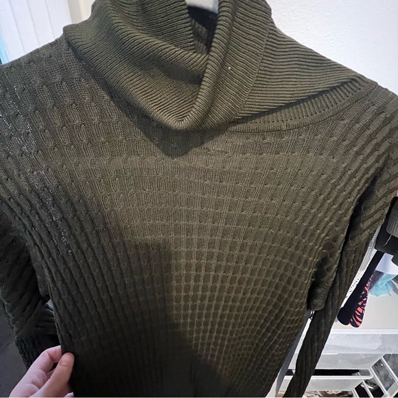 Green turtleneck - Picture 4 of 4